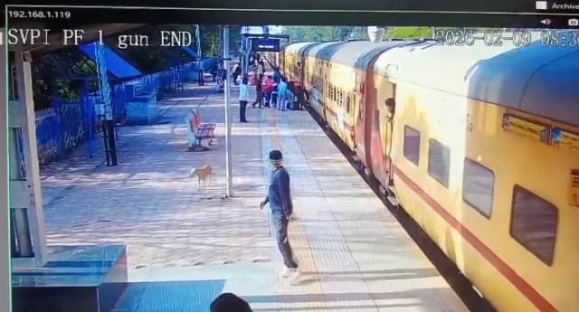 चलती ट्रेन से फिसली महिला प्लेटफॉर्म और ट्रैक के बीच फंसी, GRP जवान की सूझबूझ से बची जान