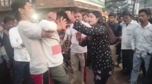 युवती ने बीच सड़क बरसाए थप्पड, नशे की सप्लाई करता था आरोपी, वीडियो वायरल