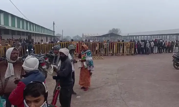 सुबह 4 बजे लाइन में लग रहे किसान; ब्लैक में खाद बेचने का आरोप