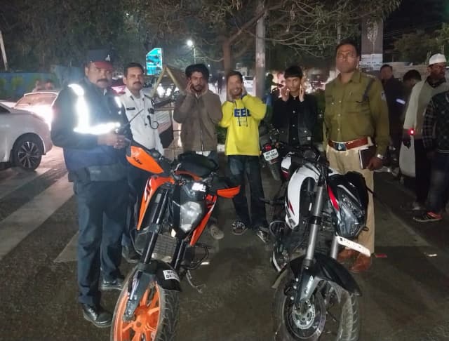 ट्रैफिक पुलिस ने स्टंट कर रहे बाइक सवारों को पकड़ा, तलैया थाना पुलिस जांच में जुटी