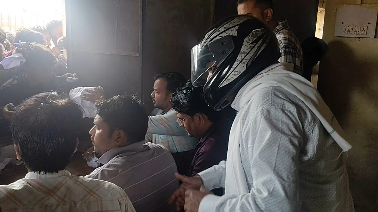अव्यवस्था देख बोले- चेहरा देखकर बंट रहे हैं कूपन, घंटों लाइन में लगने के बाद भी नहीं मिल रही खाद