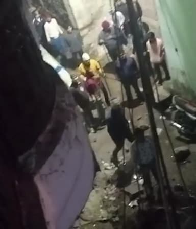 घरों-गाड़ियों में तोड़फोड़ और पथराव, पीड़ितों ने वीडियो के साथ पुलिस से की शिकायत