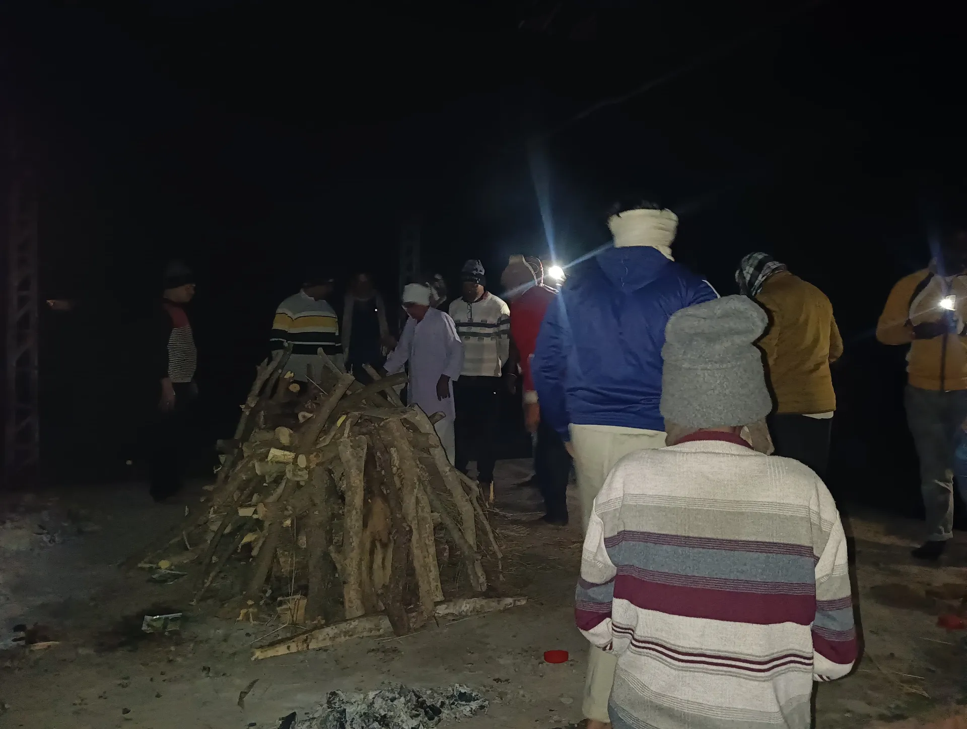 मुक्तिधाम में मोबाइल की रोशनी में करना पड़ रहा अंतिम संस्कार, वीडियो वायरल