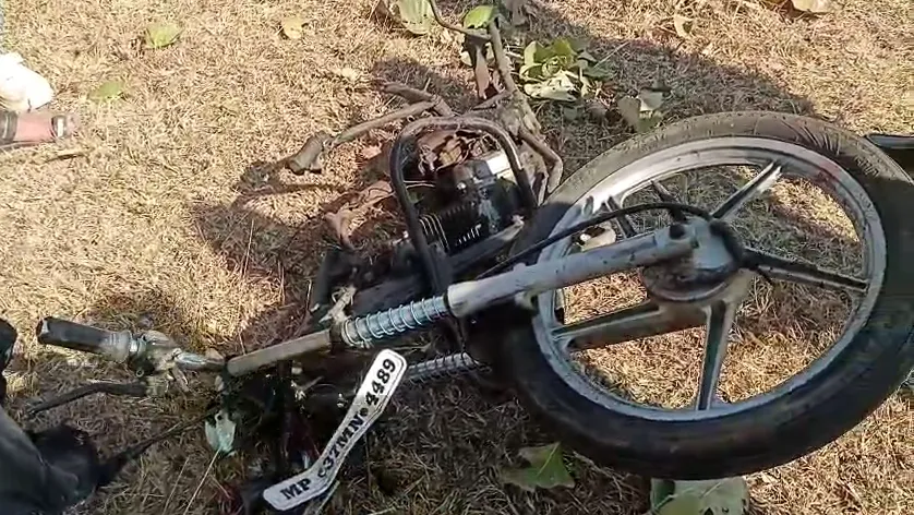 युवक के पैरों के चीथड़े उड़े, बाइक जलकर खाक; कुएं में ब्लास्टिंग के लिए लेकर जा रहा था डेटोनेटर