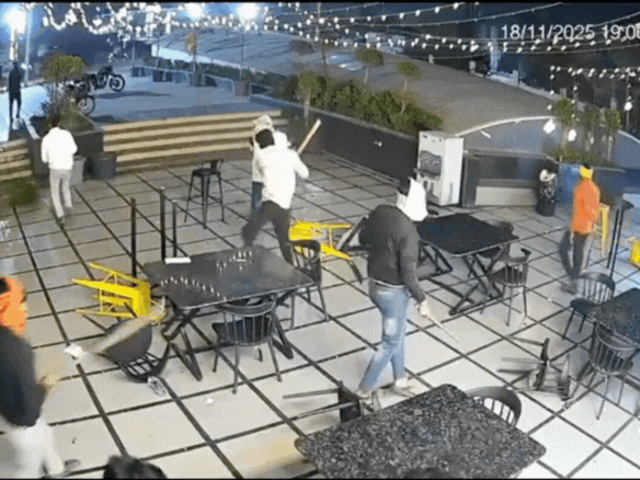 कैफे में तलवार-डंडों से हमला, तोड़फोड़ के CCTV वायरल