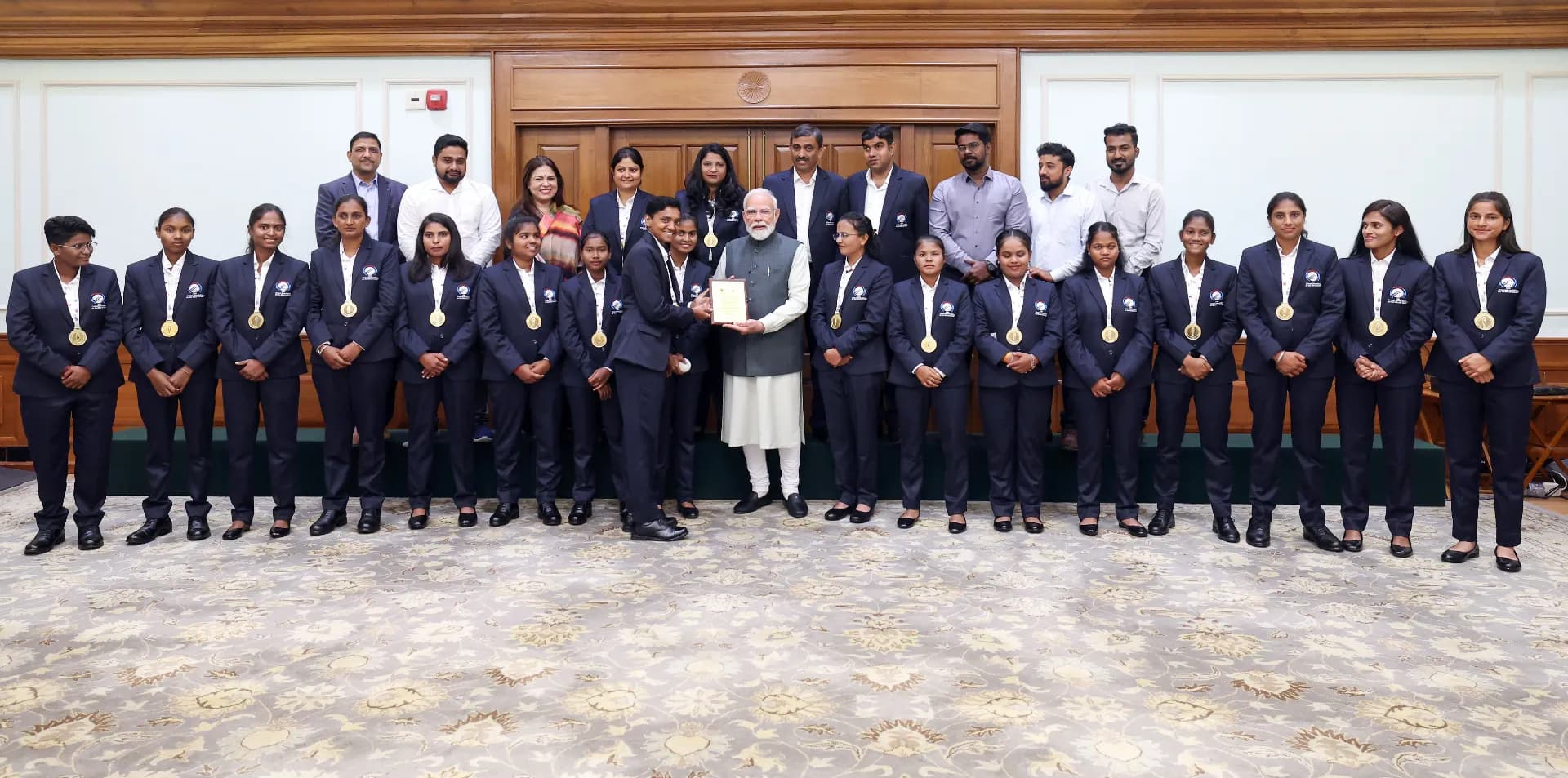 इस फाइनल में टीम इंडिया ने टॉस जीतकर पहले फील्डिंग का फैसला किया था। मैच में भारतीय गेंदबाज इतने हावी रहे कि नेपाल की टीम अपनी 20 ओवर की पारी में सिर्फ एक ही बाउंड्री लगा सकी। टारगेट चेज करते समय टीम इंडिया के लिए फूला सरेन ने सबसे ज्यादा नाबाद 44 रन बनाए।