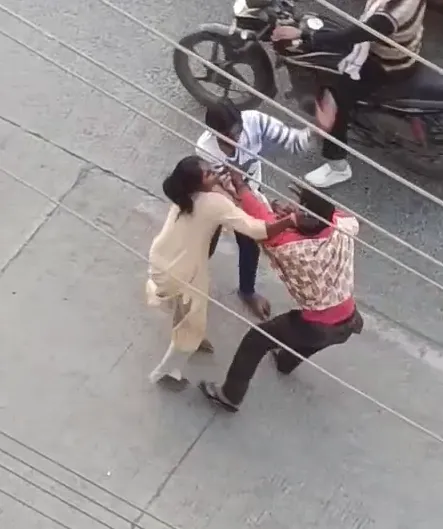 गुस्साई मां ने की युवक की पिटाई, सामने आया VIDEO