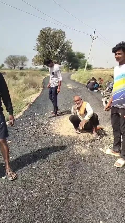 घटिया निर्माण की ग्रामीणों ने खोली पोल, VIDEO वायरल कर की एक्शन की मांग