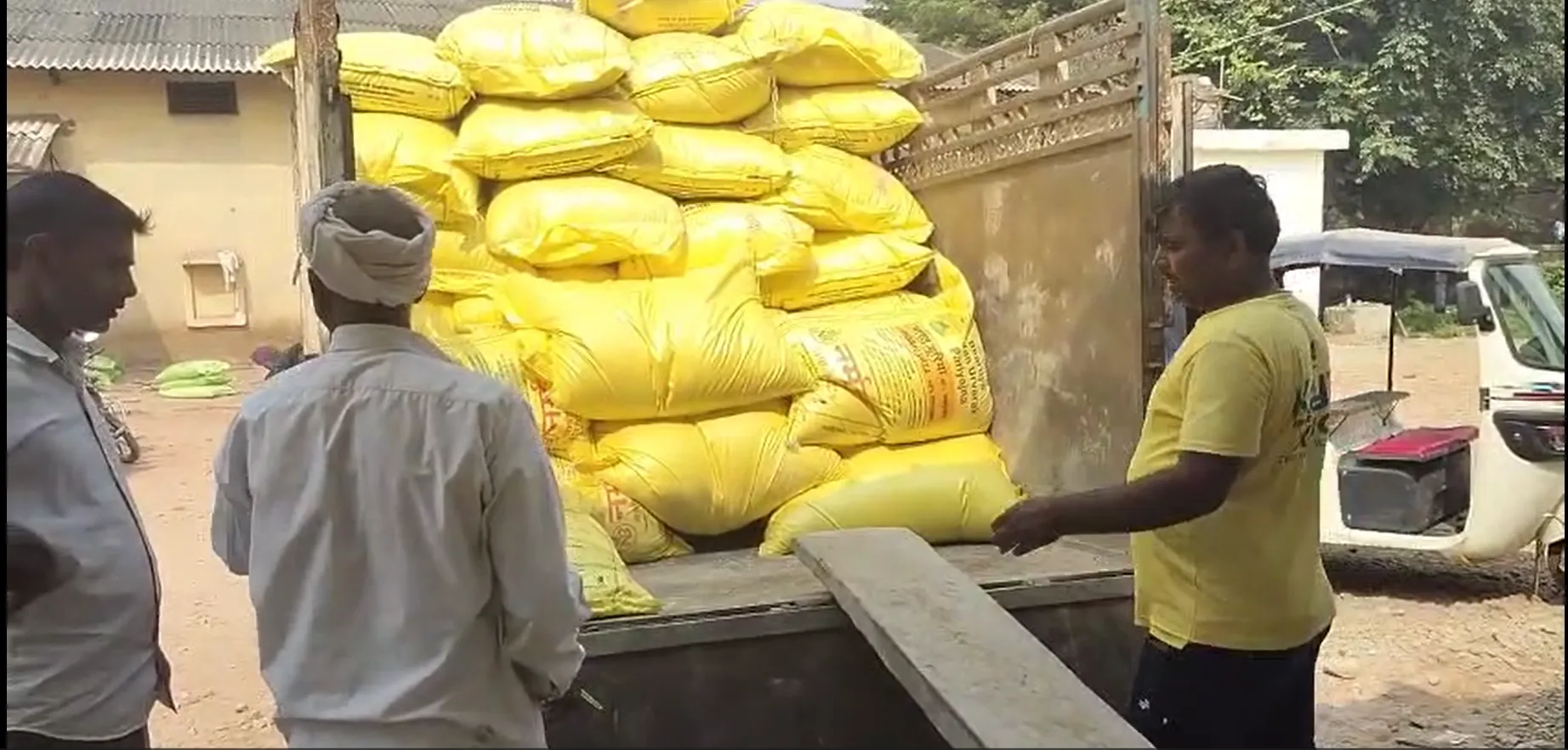 शिकायत लेकर तहसीलदार के बेडरूम तक जा पहुंचा; बाद में माफी मांगी