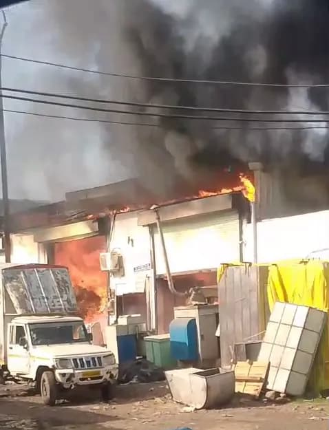 फायर ब्रिगेड ने कड़ी मशक्कत के बाद पाया काबू; शॉर्ट सर्किट की आशंका