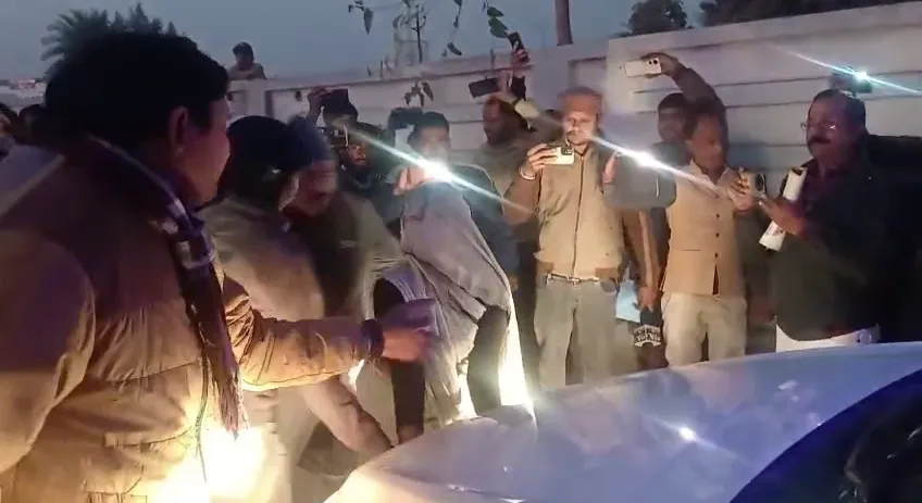 ग्रामीणों ने मंत्री और कलेक्टर की गाड़ी रोकी, भू-माफिया पर जमीन कब्जाने के आरोप