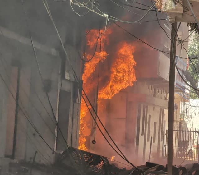धमाके होने से इलाके में मची अफरा-तफरी, फायर ब्रिगेड की टीम आग बुझाने में जुटी, घनी आबादी क्षेत्र होने से रेस्क्यू में हो रही मुश्किल