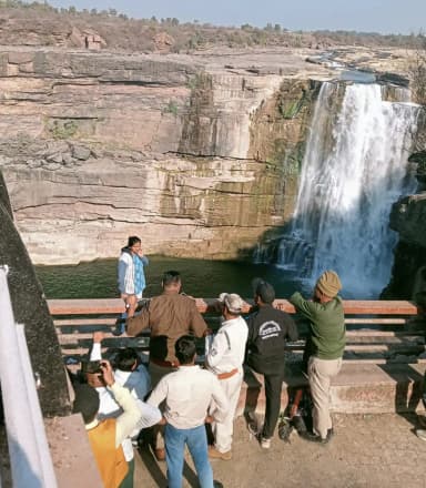 दूसरी जगह शादी तय होने से नाराज युवती सुसाइड करने पहुंची, ढाई घंटे की समझाइश के बाद पुलिस ने बचाई जान