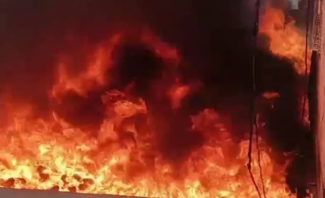 15 फीट ऊंची लपटें, काला धुआं दूर तक दिखा; दमकल ने मशक्कत के बाद पाया काबू