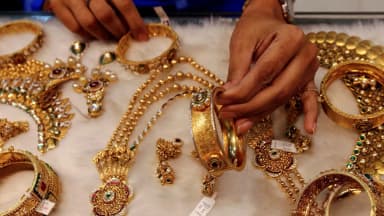 10 ग्राम 24 कैरेट गोल्ड रेट 1.59 लाख; चांदी के दाम 1,494 रुपए गिरे, भाव- 2.65 लाख प्रति किलो