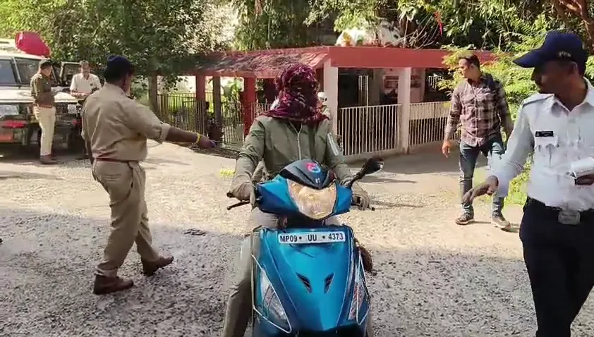 बिना हेलमेट के ड्यूटी पर पहुंचे थे, चालान कटने पर कुछ पुलिसकर्मी नाराज