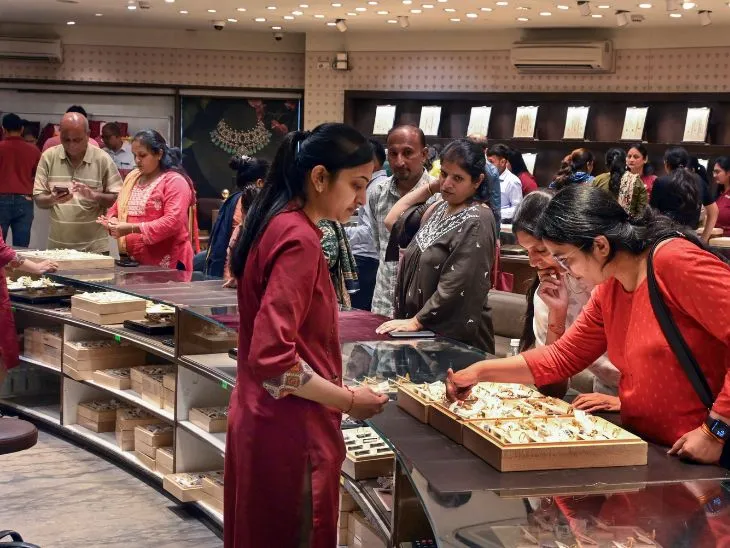 गोल्ड रेट में लगातार तीसरे दिन गिरावट, 1.21 लाख पर आया भाव; चांदी भी 4,417 रुपए गिरी