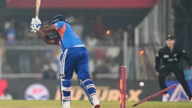 सैमसन से नाराज गावस्कर; बोले- पैर ही नहीं हिलते, खड़े-खड़े खेलता है