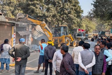 मकान-दुकानों पर चला बुलडोजर, बेघर हुए लोगों ने लगाए अफसरों पर गंभीर आरोप