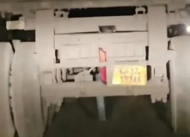 कोरबा में चलते ट्रेलर के पैनल में बैठकर सफर, खतरनाक स्टंट का वीडियो वायरल