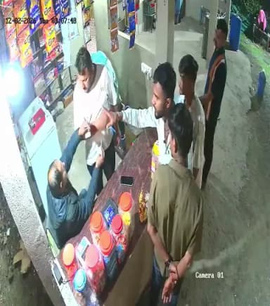 ढाबा संचालक से मारपीट, खाना न देने पर तोड़फोड़; CCTV में कैद वारदात