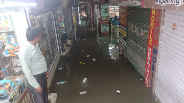 एमपी नगर में आक्रोशित दुकानदारों ने किया प्रदर्शन, लगा जाम