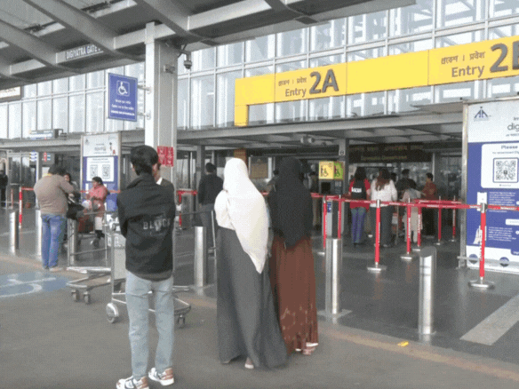 IndiGo क्राइसिस के बीच कोई ओवरचार्ज कैसे कर सकता है, यह समस्या हुई ही क्यों?