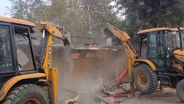 स्टेशन रोड पर प्रशासन की बड़ी कार्रवाई; विरोध के बीच चली JCB
