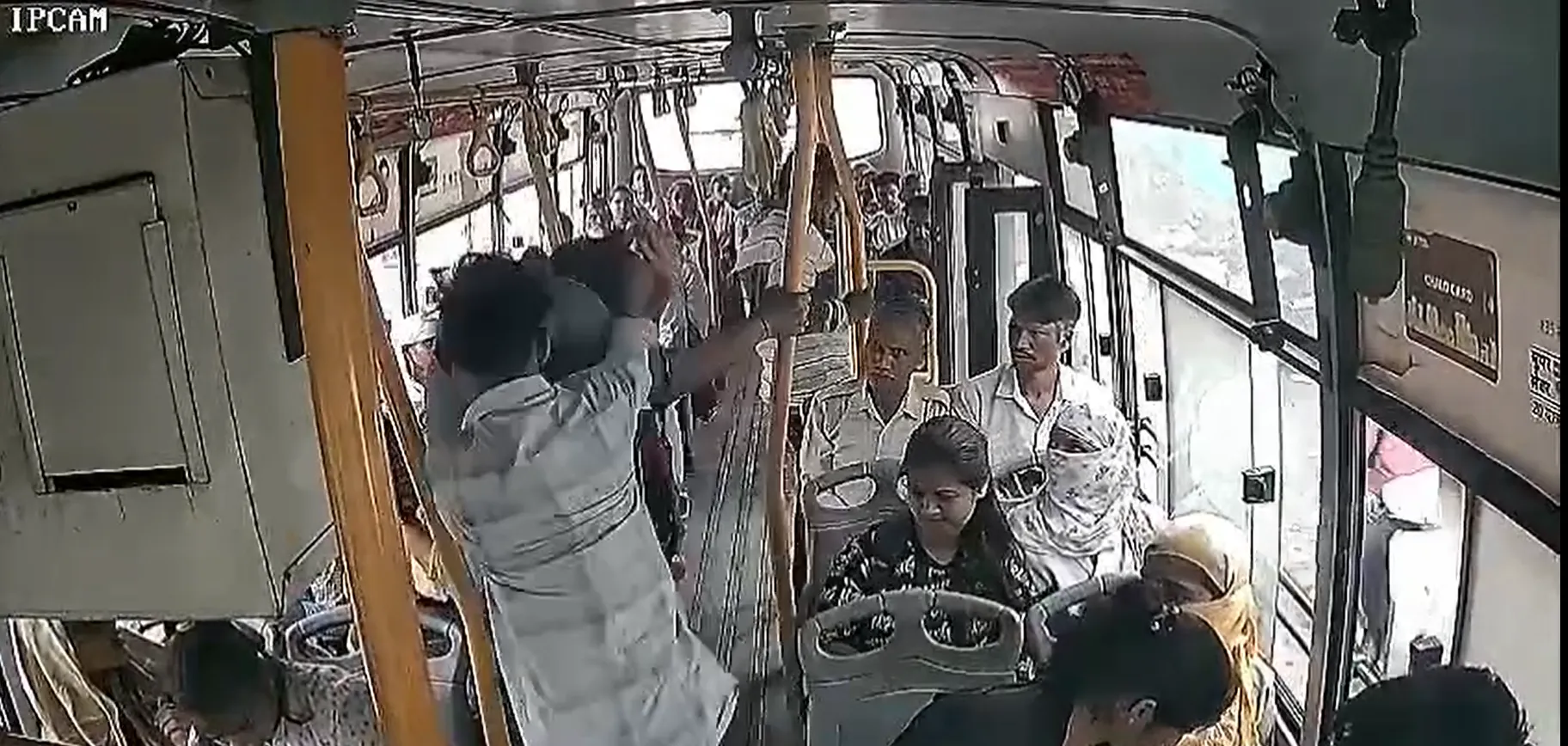 सवारी ने साथियों संग बस में घुसकर पीटा, CCTV फुटेज आया सामने, FIR दर्ज