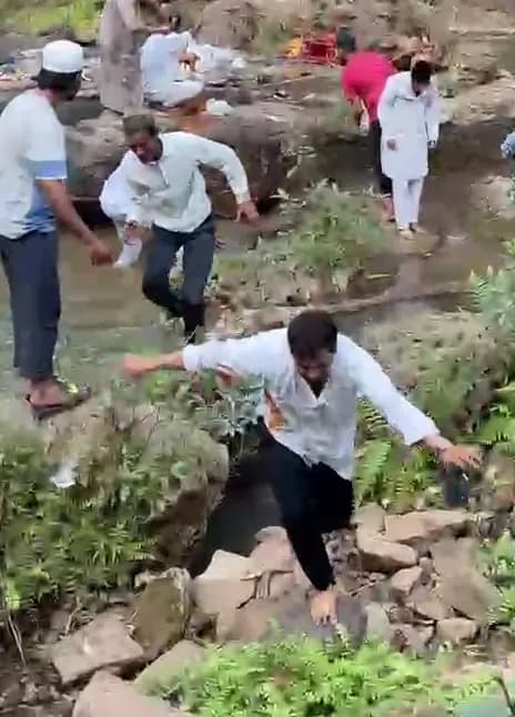 कांग्रेस नेता सहित कई लोग भागे, वीडियो वायरल