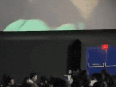 सिनेमाहॉल में धक्का-मुक्की करते दिखे लोग; कुछ दर्शकों को फिल्म बीच में छोड़नी पड़ी