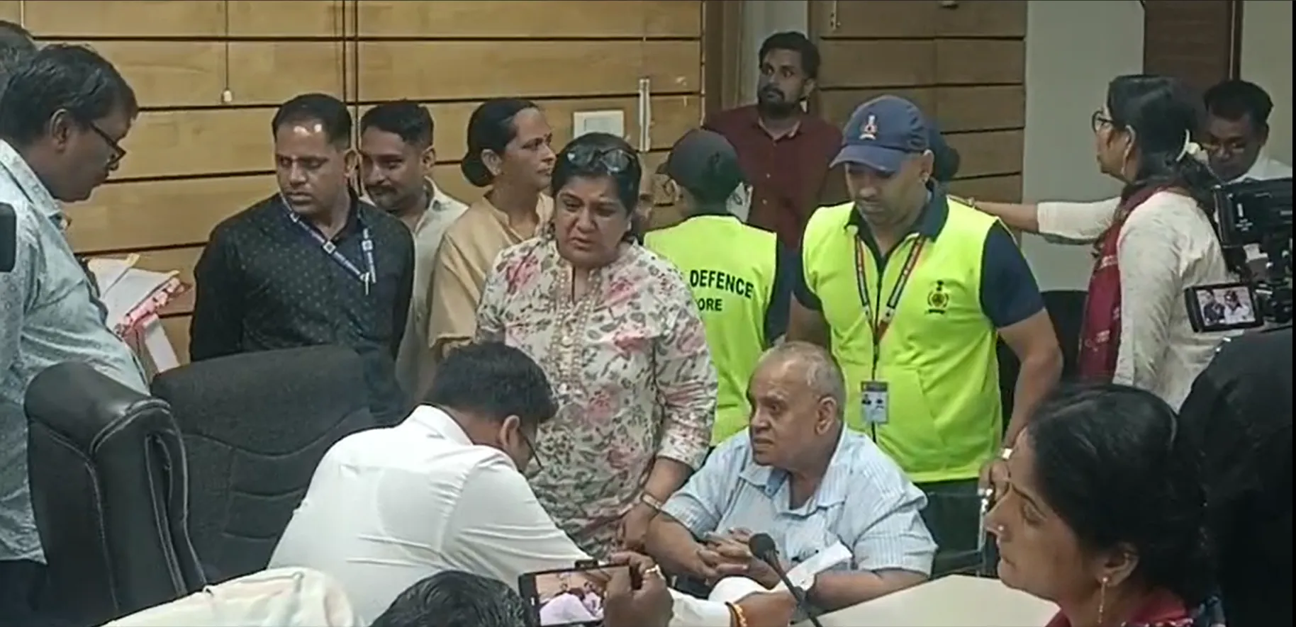 DAVV के पूर्व कुलपति ने लगाए बेटे पर मारपीट के आरोप, पत्नी और बेटी भी साथ में थी मौजूद