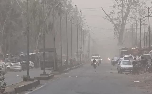 वेयर हाउस की छत उड़ी, खरीदी केंद्रों पर रखा अनाज भीगा, किसानों की मुश्किलें बढ़ी