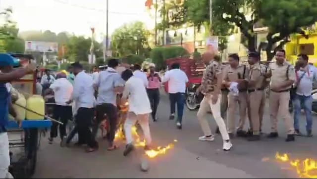 15-16 कांग्रेस कार्यकर्ता झुलसे, आनन-फानन में ले जाया गया अस्पताल