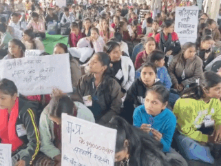 94 हजार सरकारी स्कूल बंद किए जा रहे, बच्चों ने भोपाल पहुंचकर किया प्रदर्शन