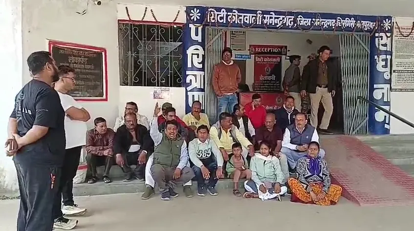 तीन लोगों पर किया हमला; वन विभाग पर लापरवाही के आरोप