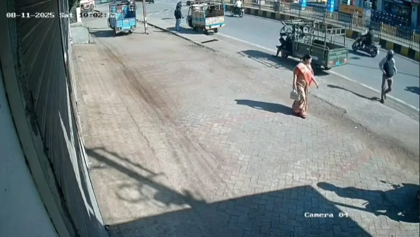 तीन बदमाश वारदात अंजाम देते CCTV में कैद, पुलिस तलाश में जुटी
