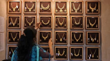 सेंसेक्स-निफ्टी भी कमजोर, PM ने एक साल तक गोल्ड नहीं खरीदने की सलाह दी थी