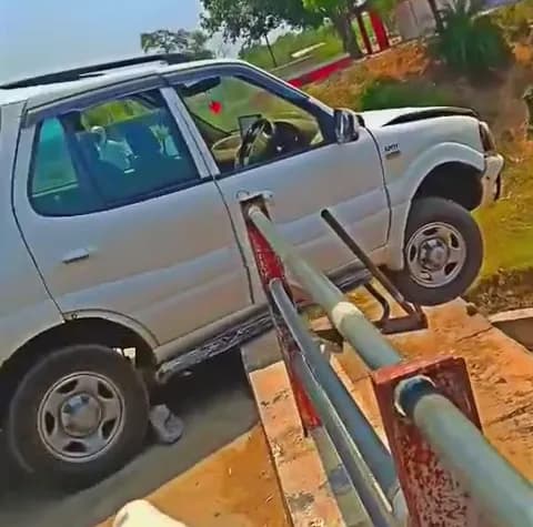 रेलिंग तोड़ ब्रिज पर लटक गई कार, 4 नाबालिग कर रहे थे स्टंट