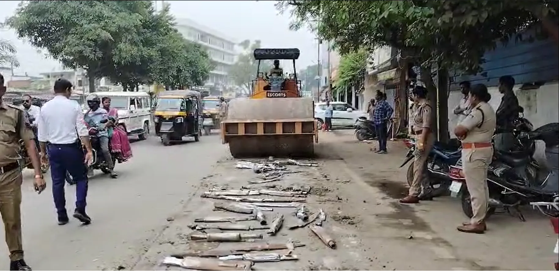 एक्शन में रीवा पुलिस; ट्रैफिक इंचार्ज ने सड़क पर साइलेंसर्स रखवाकर बुलडोजर  चलवाया