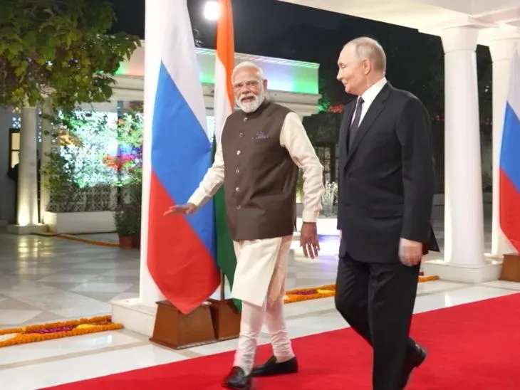 मोदी ने एयरपोर्ट पर गले लगाया, एक कार में PM हाउस पहुंचे; रूसी में लिखा- दोस्त पुतिन का स्वागत