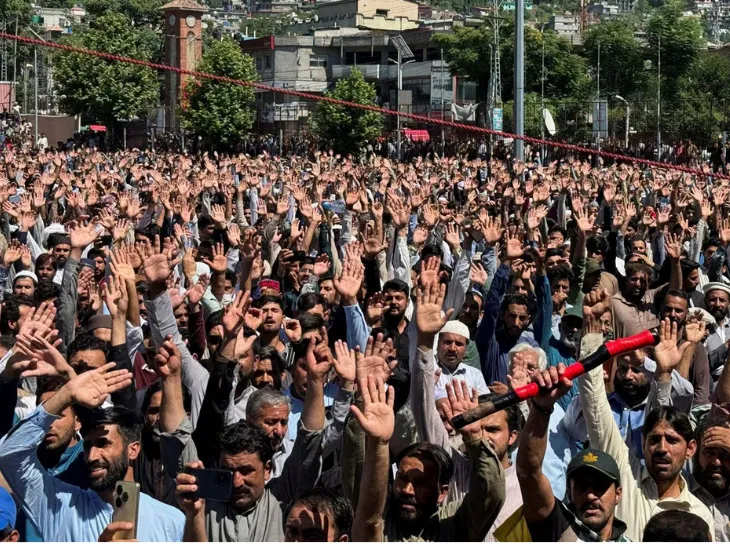 मुजफ्फराबाद में PAK सरकार के खिलाफ मोर्चा खोला,फायरिंग के बाद स्टूडेंट्स का गुस्सा भड़का