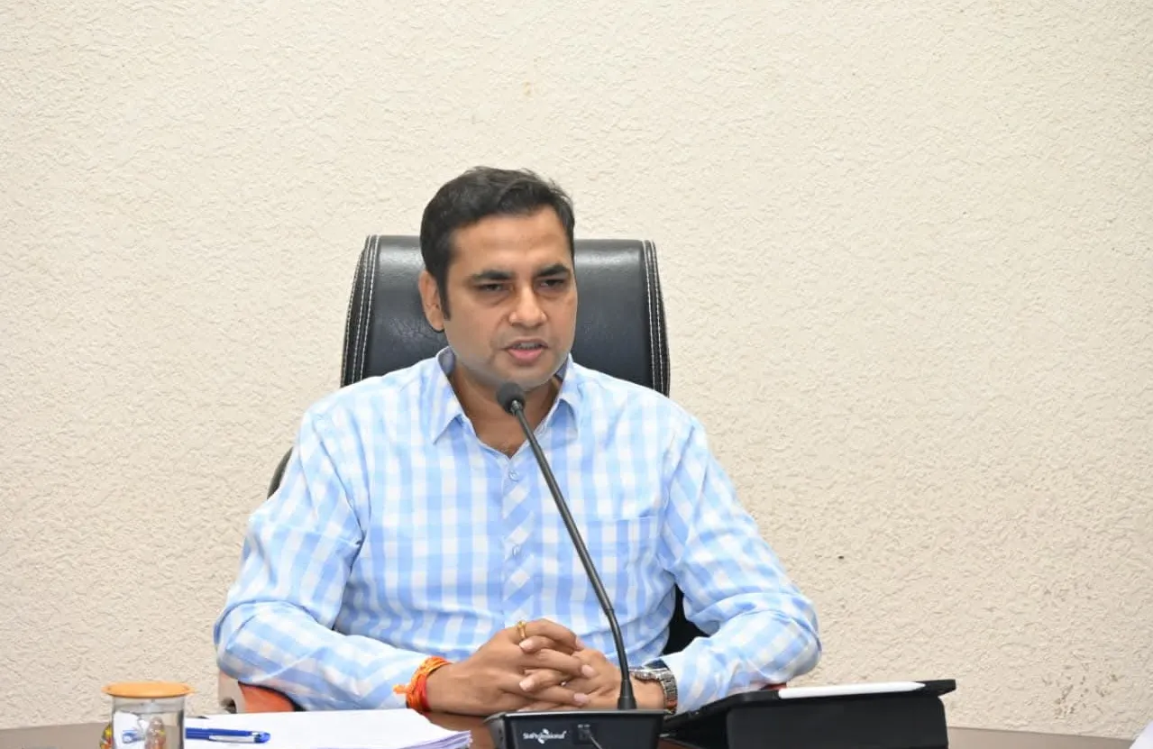 SIR प्रक्रिया में लापरवाही, दो BLO और एक पटवारी निलंबित