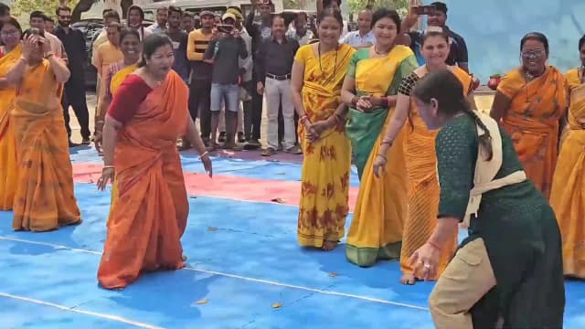मंडला में खिलाड़ियों के साथ दिखाई फुर्ती; VIDEO वायरल