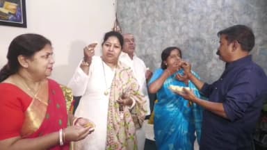 सुवेंदु अधिकारी के CM बनने पर बंगाली समाज ने बांटी मिठाई और झालमुड़ी; घर वापसी की जगी उम्मीद
