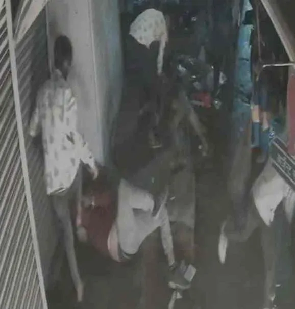 पटाखे के कचरे को लेकर हुआ था विवाद, वीडियो वायरल होने के बाद केस दर्ज