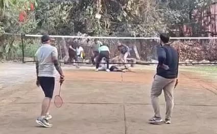 बैडमिंटन कोर्ट पर गिरे अमृत बजाज, फिर दोबारा नहीं उठे, VIDEO वायरल