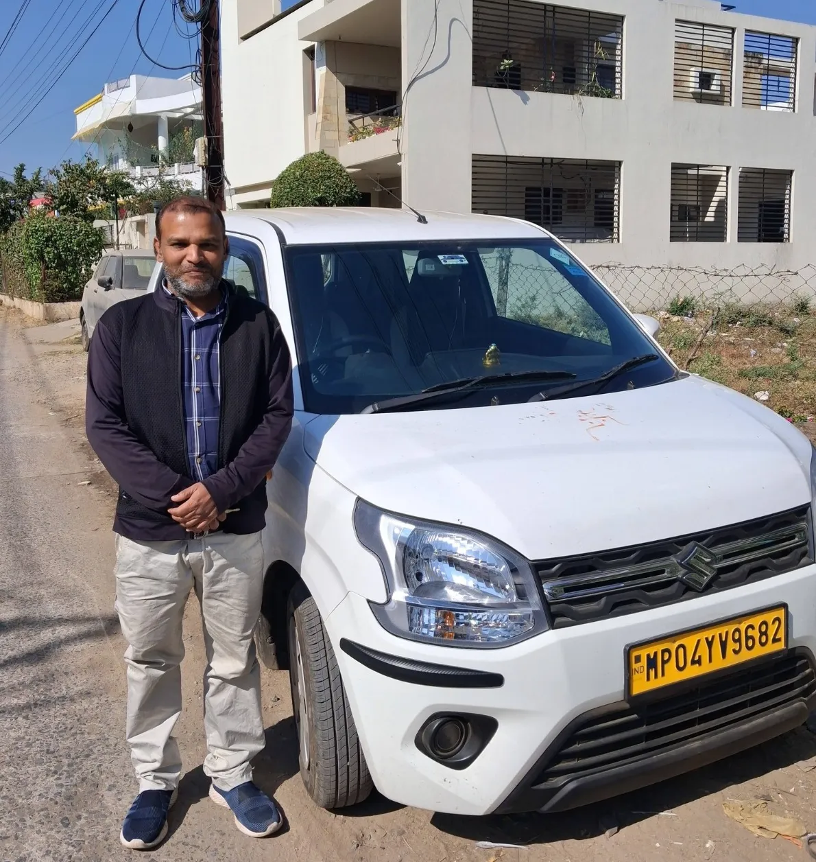 सवारी को लौटाया 10 हजार से भरा पर्स, सोशल मीडिया पर हो रही तारीफ