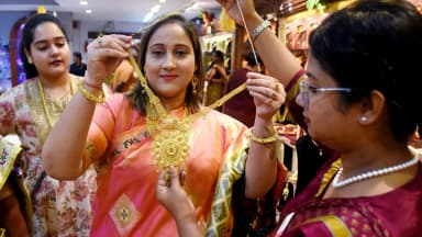 24 कैरेट गोल्ड 1.57 लाख प्रति 10 ग्राम, सिल्वर 2.66 लाख किलो पर पहुंची, देखें क्या है आपके शहर का भाव