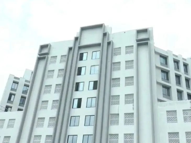 40 करोड़ से बनी हाईटेक बिल्डिंग, हो रही किरकिरी; DM को लेटर लिख मांगी जमीन